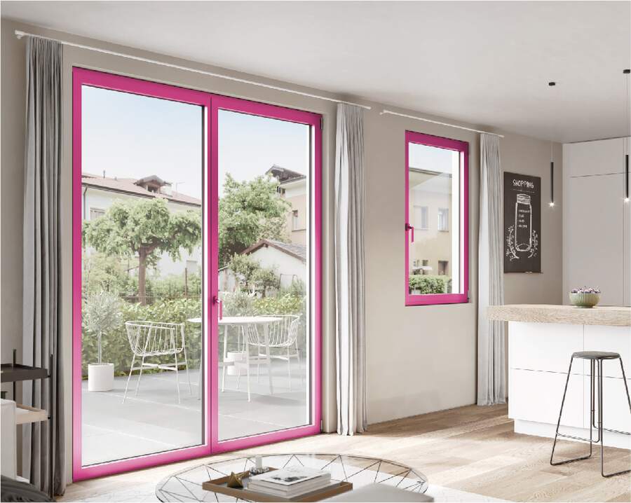 Soggiorno con porta finestra e finestra Aura, telaio magenta