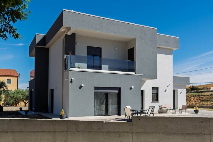 Villa moderna con serramenti in alluminio scuro